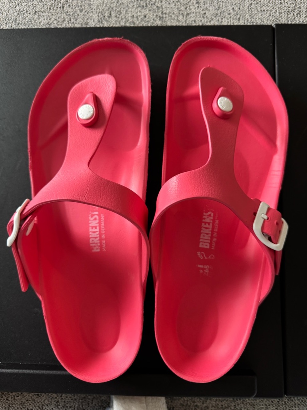 EUC Women’s Birkenstock Gizeh rubber sandals size 41  (US 10.5) color Coral